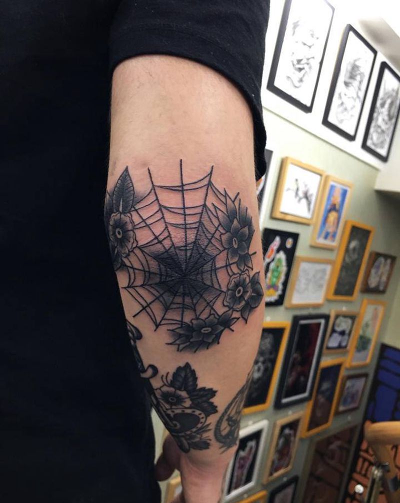 手肘蜘蛛网纹身图片_手臂纹身图案