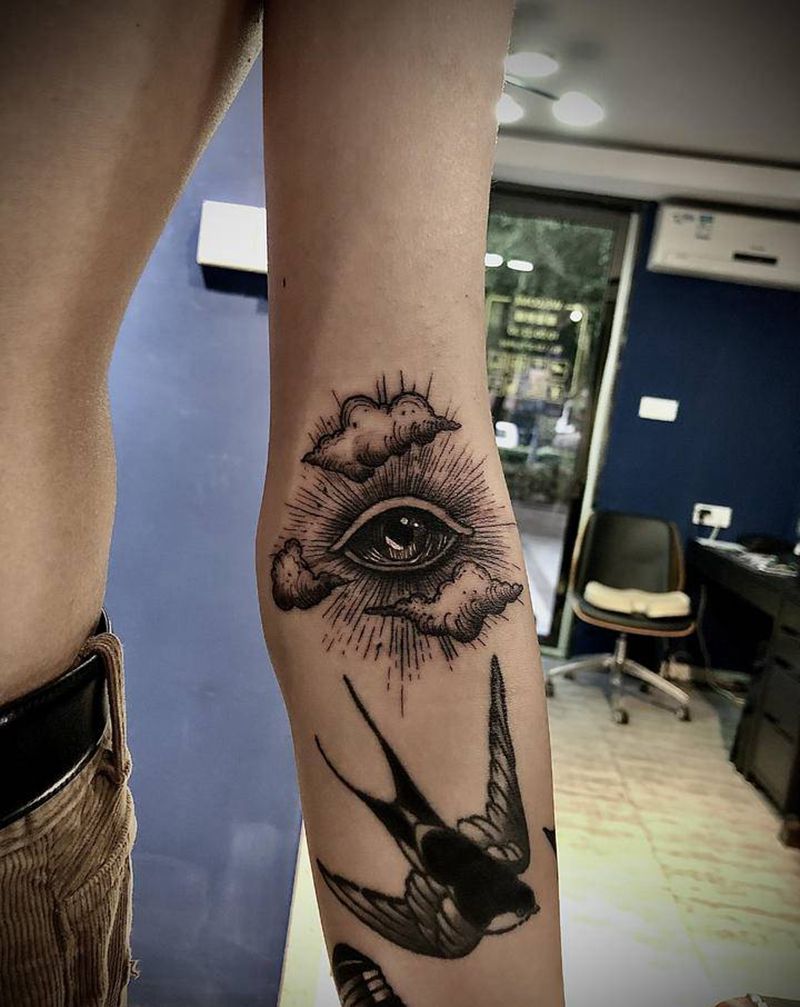云眼纹身图片_手臂欧美写实点刺云眼睛南京纹身图案