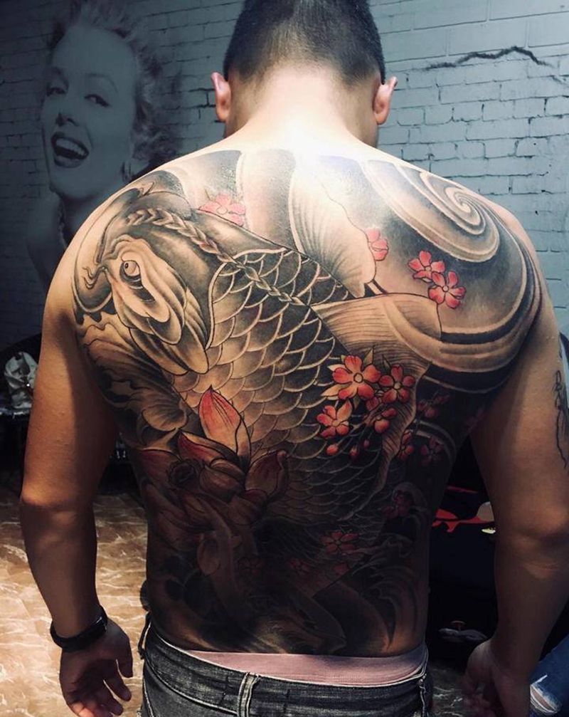 鲤鱼满背纹身图片_背部新传统纹身图案