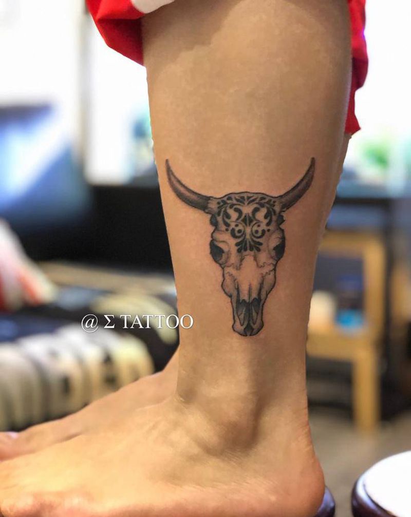 牛头骨纹身图片_腿部点刺纹身图案