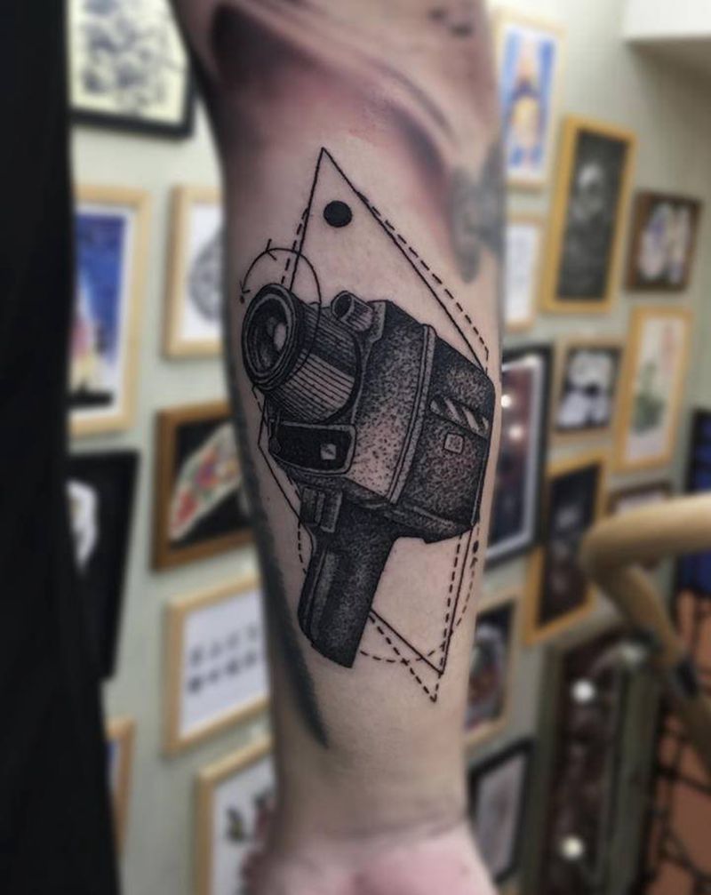 摄像机纹身图片_手臂点刺纹身图案