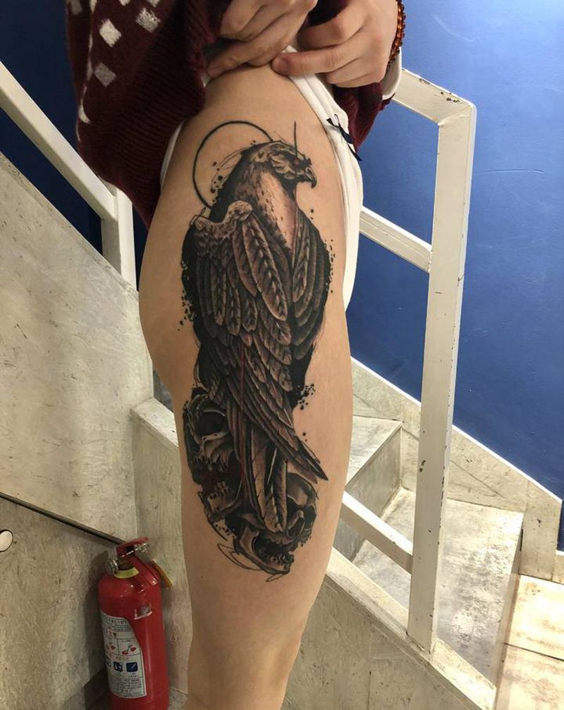 瓦蓝蓝的天上飞老leng纹身图片_腿部欧美写实鹰骷髅南京纹身图案