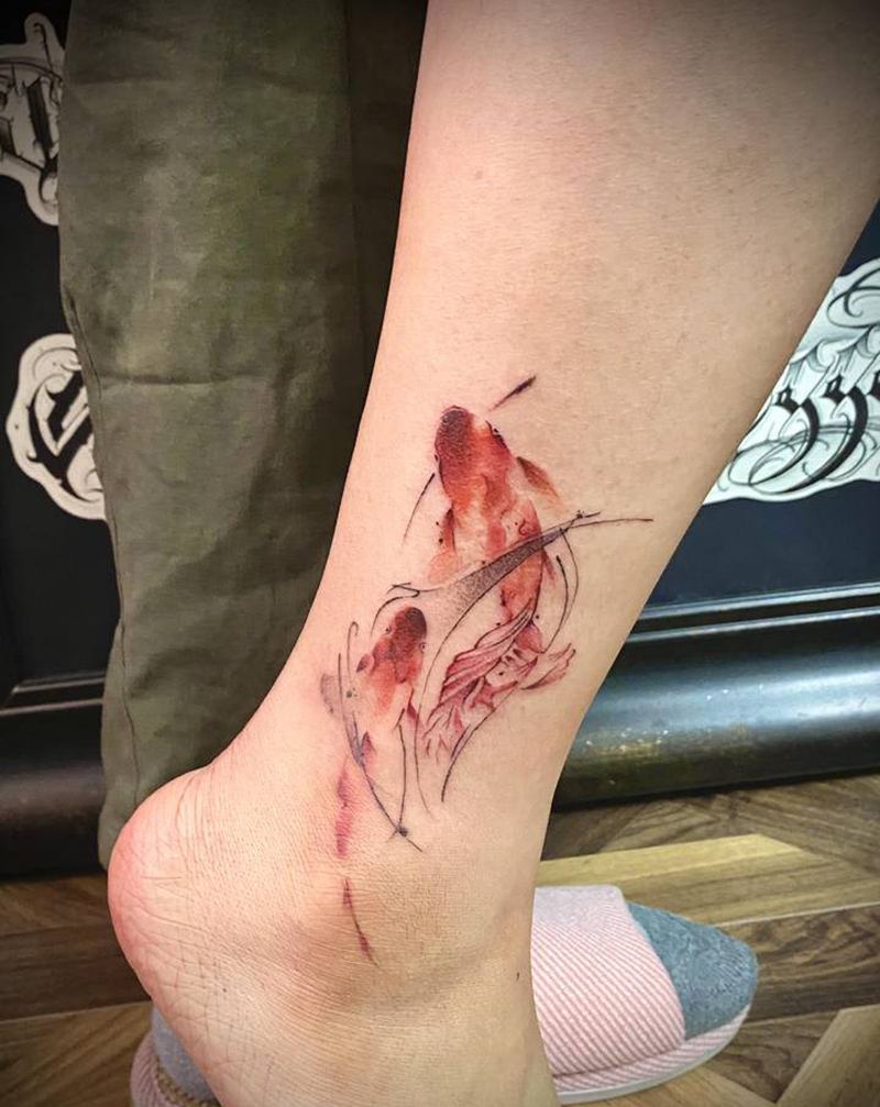 招财小锦鲤纹身图片_腿部水墨水彩纹身图案