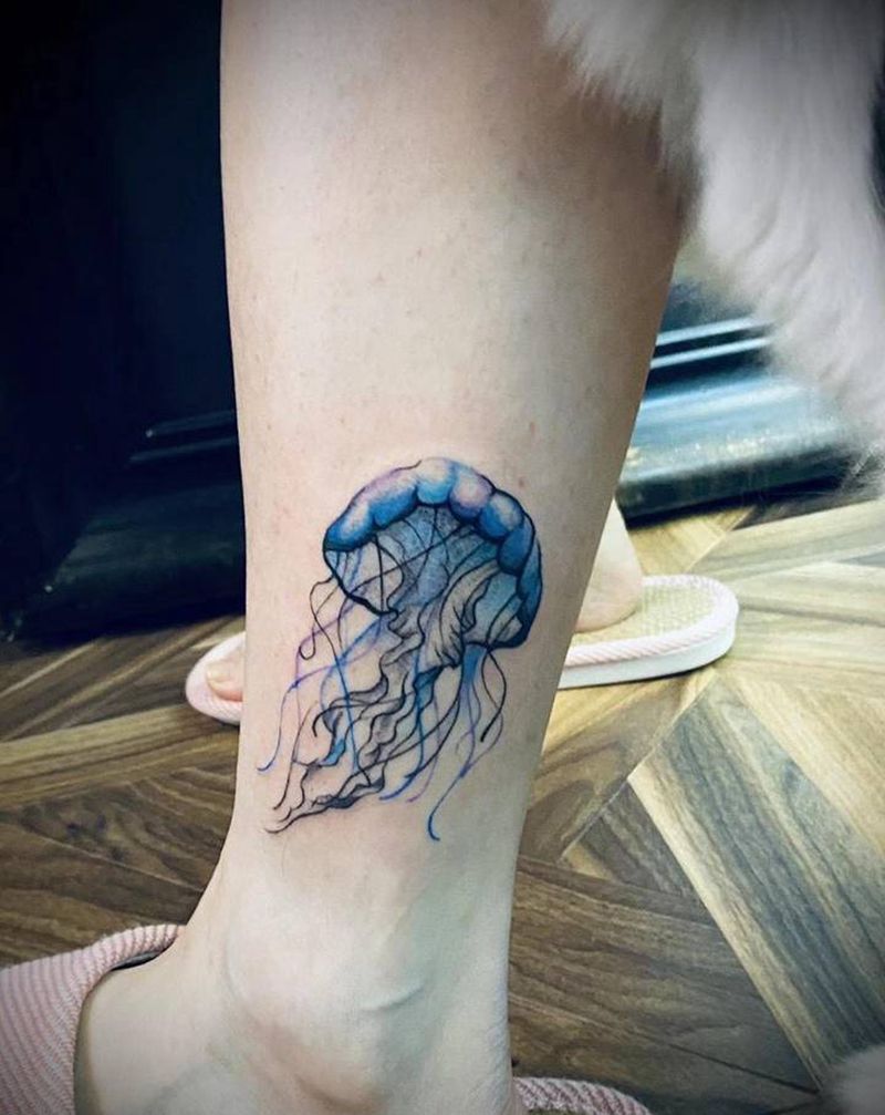 两只小水母纹身图片_腿部水彩纹身图案