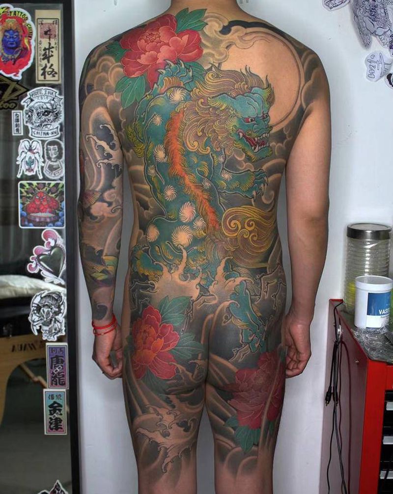 满背唐狮纹身图片_背部新传统唐狮纹身图案