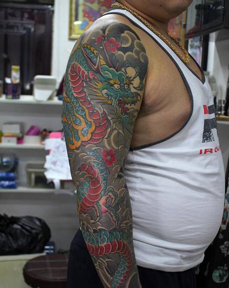 花臂龙纹身图片_手臂新传统龙纹身图案