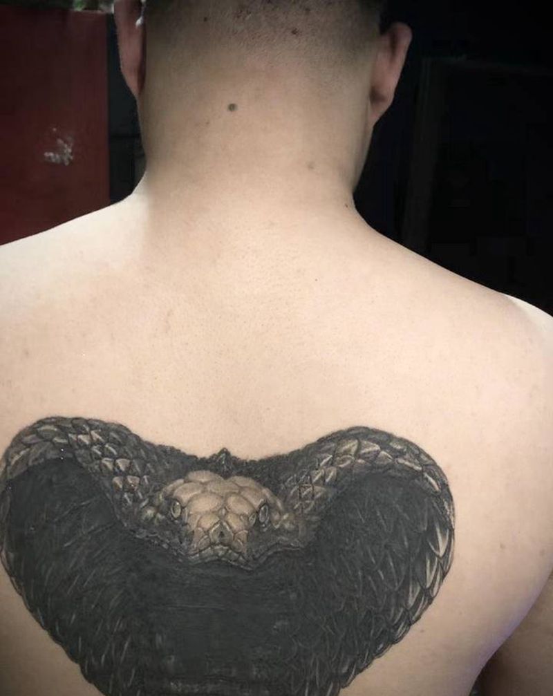 守护纹身图片_背部新传统欧美写实蛇花玫瑰花纹身图案