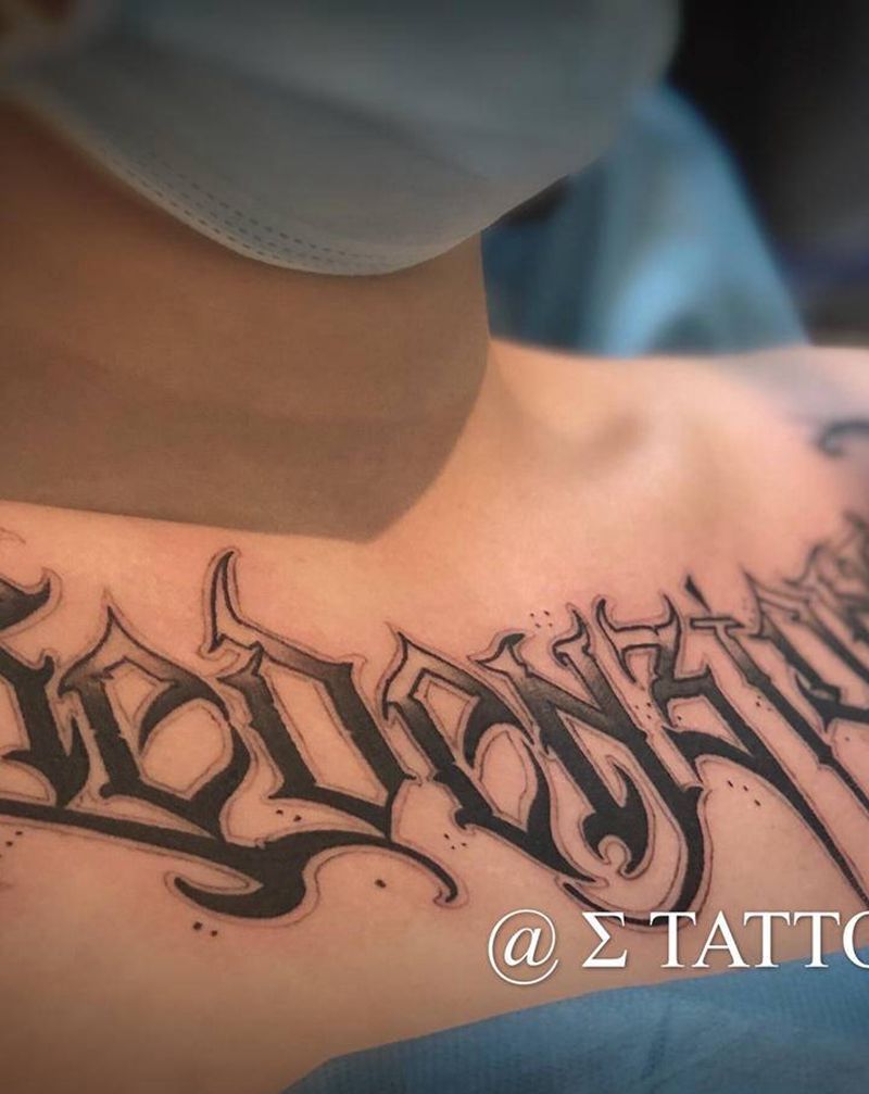 花体字纹身图片_胸部纹身图案