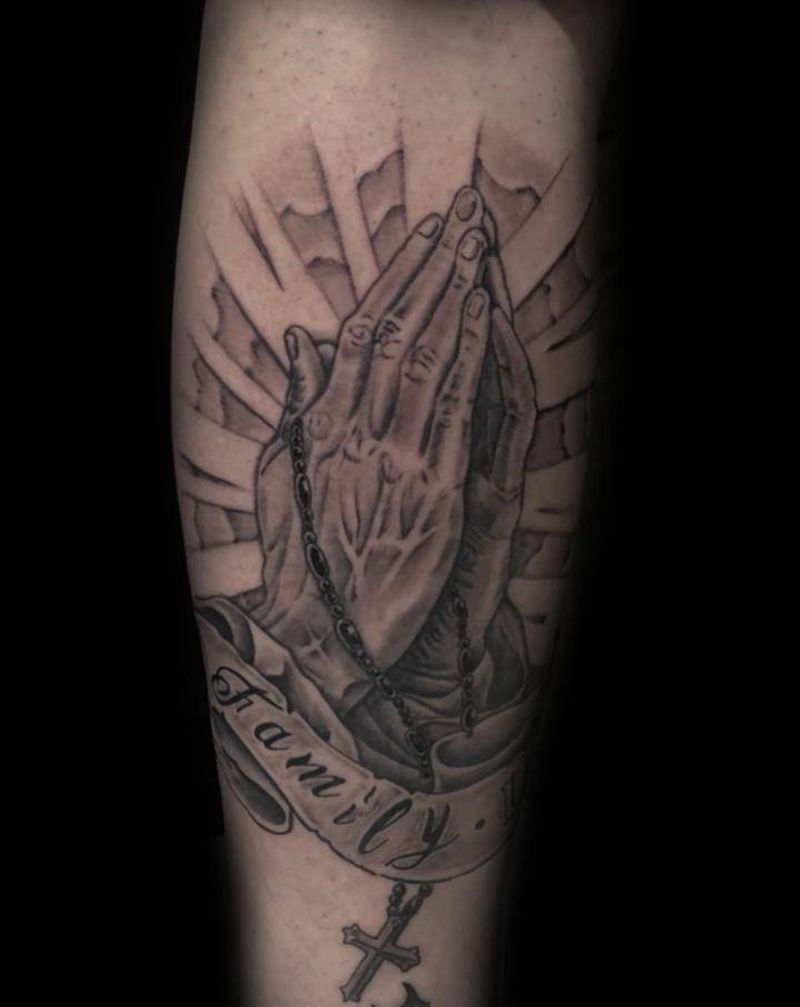 祈祷之手纹身图片_腿部欧美写实祈祷之手南京纹身图案