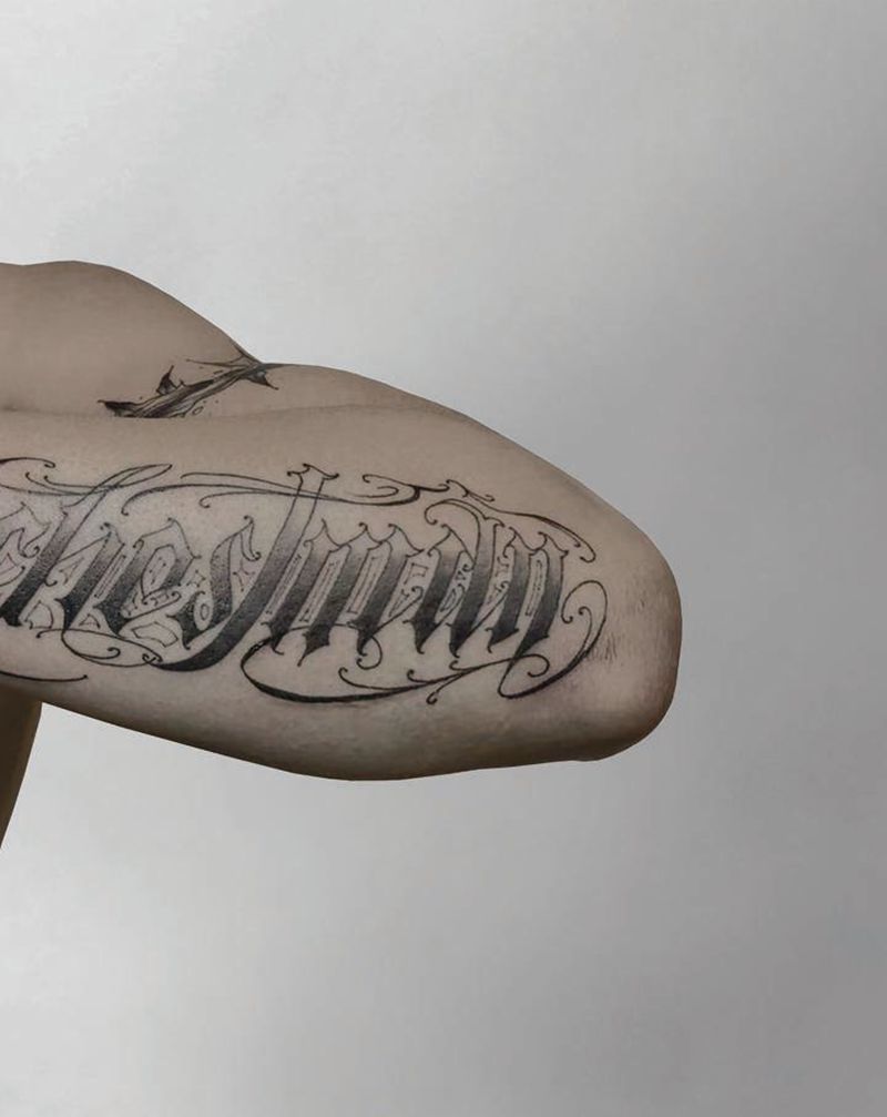 一鸣/ 2021纹身图片_手部花体字纹身图案