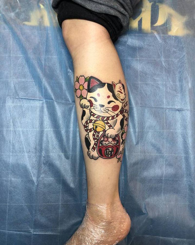 彩色招财猫达摩纹身图片_腿部老传统水彩招财猫达摩樱花纹身图案