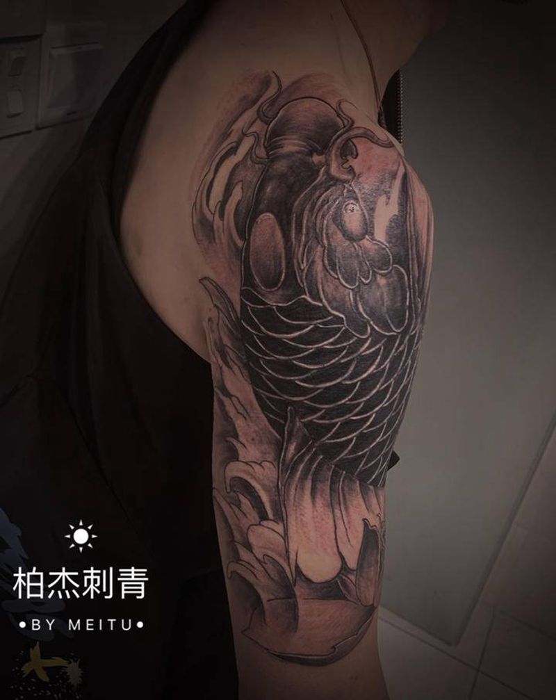 锦鲤遮盖纹身图片_手臂新传统纹身图案