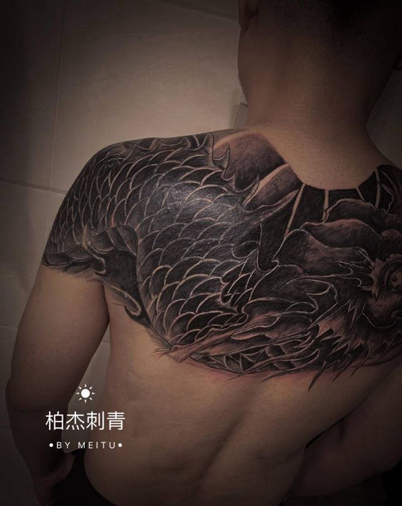 肩胛后背遮盖纹身图片_肩部背部新传统纹身图案