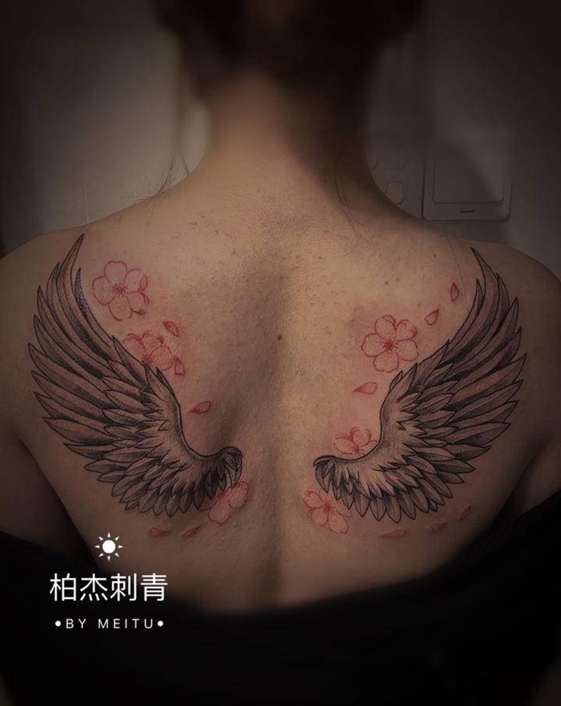 翅膀纹身图片_背部新传统纹身图案