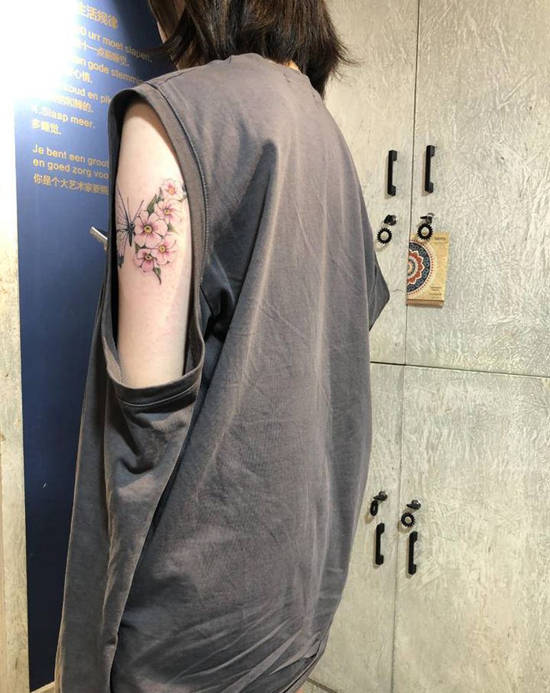 蝴蝶纹身图片_手臂欧美写实水彩蝴蝶花南京纹身图案