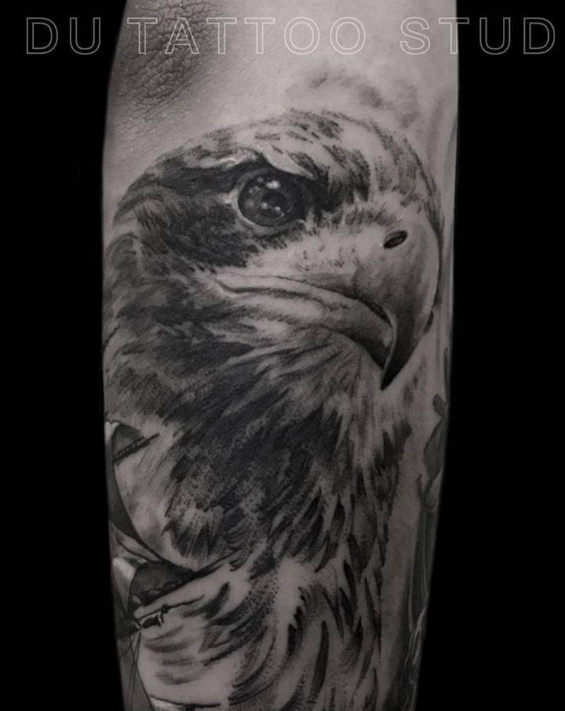 老鹰纹身图片_手臂欧美写实老鹰纹身图案