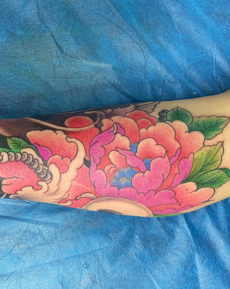 牡丹纹身图片_腿部新传统纹身图案