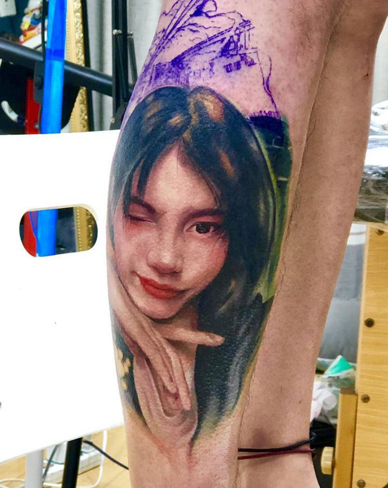 小姐姐肖像没扎完纹身图片_腿部欧美写实纹身图案