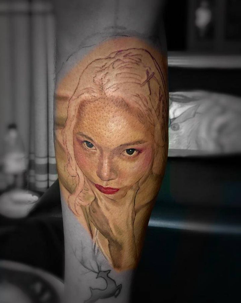 女人肖像未完成纹身图片_腿部欧美写实纹身图案