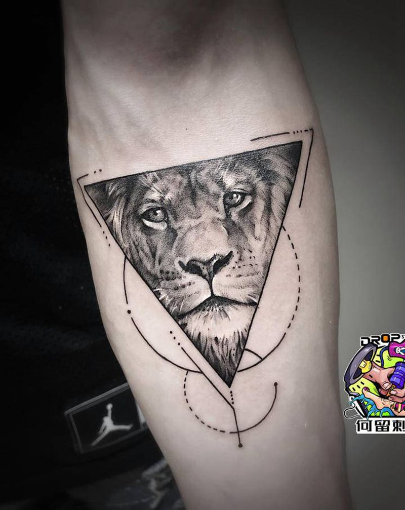 狮子纹身图片_手臂欧美写实狮子纹身图案