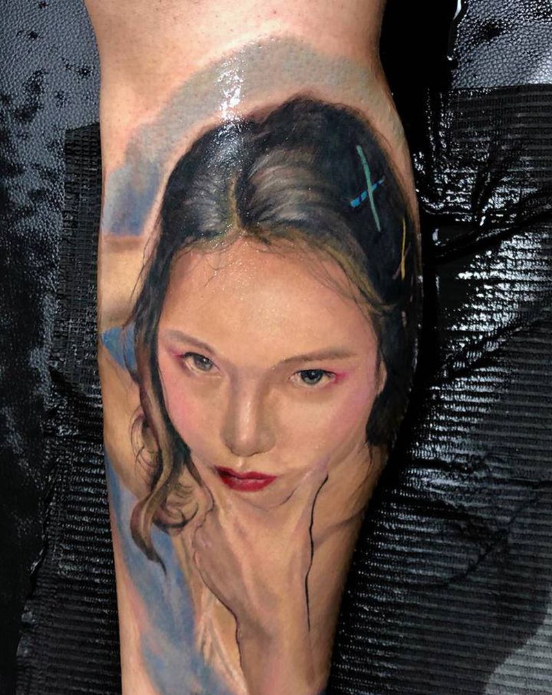 女孩肖像纹身图片_腿部欧美写实纹身图案