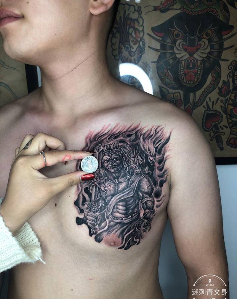不动明王纹身图片_胸部新传统不动明王纹身图案