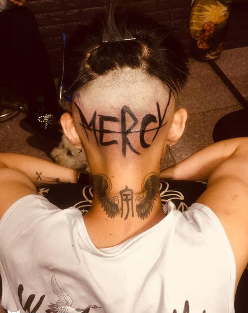 字母纹身图片_颈部纹身图案