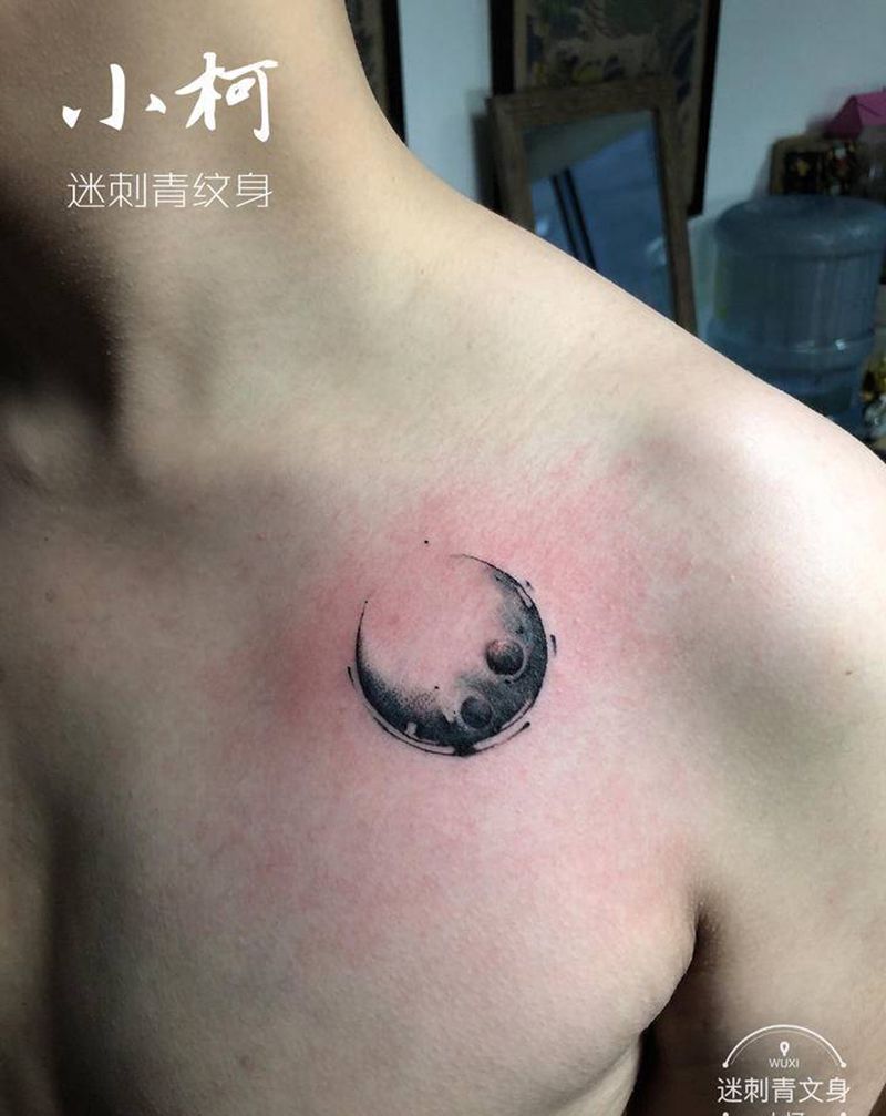 暗黑小清新月亮纹身图片_胸部肩部几何水墨月亮月球小清新纹身图案