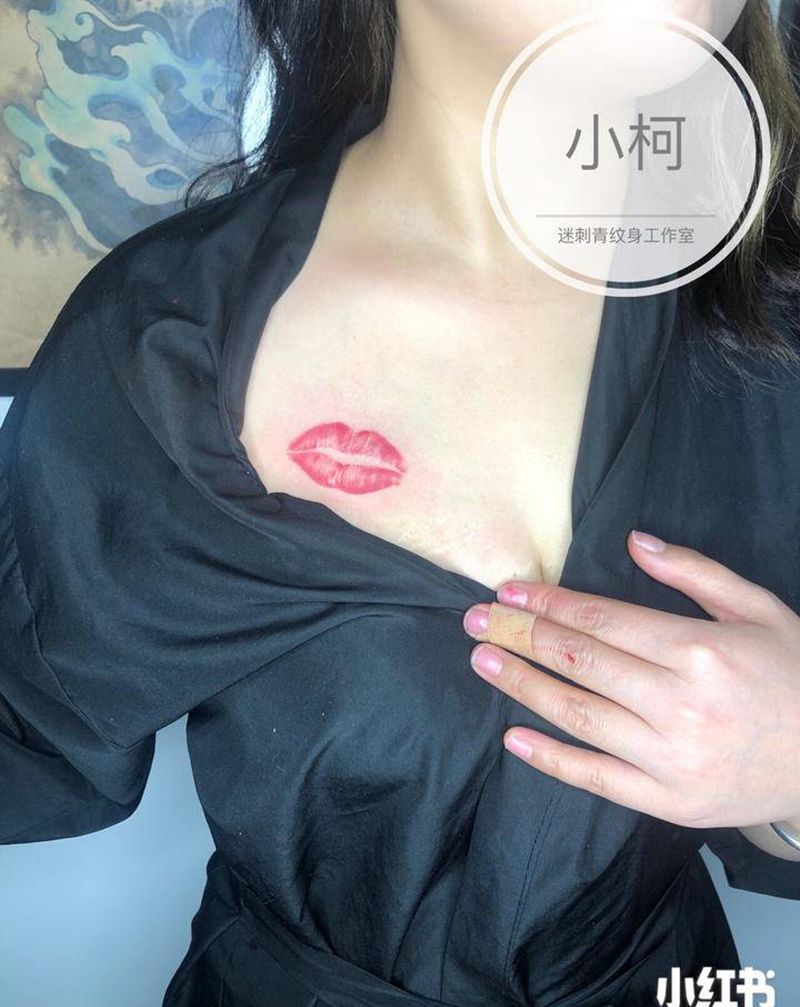 嘴唇纹身图片_胸部水墨水彩嘴唇红唇唇纹身图案