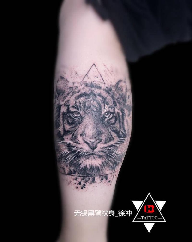 【黑灰写实】·老虎纹身图片_腿部手臂欧美写实水墨老虎写实遮盖纹身图案