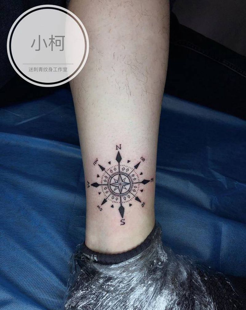 指南针纹身图片_脚部腿部几何图腾指南针纹身图案