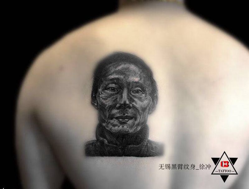 【肖像写实】·父亲纹身图片_手臂背部欧美写实父亲肖像写实纹身图案