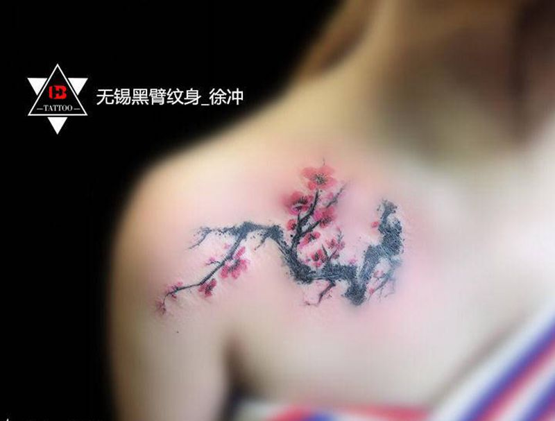 【水墨】·梅花纹身图片_胸部肩部水墨水彩梅花遮盖泼墨纹身图案