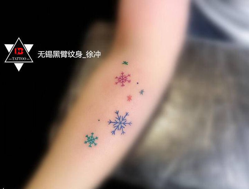 【小清新】·雪花纹身图片_手臂腰部水墨水彩雪花小清新泼墨纹身图案