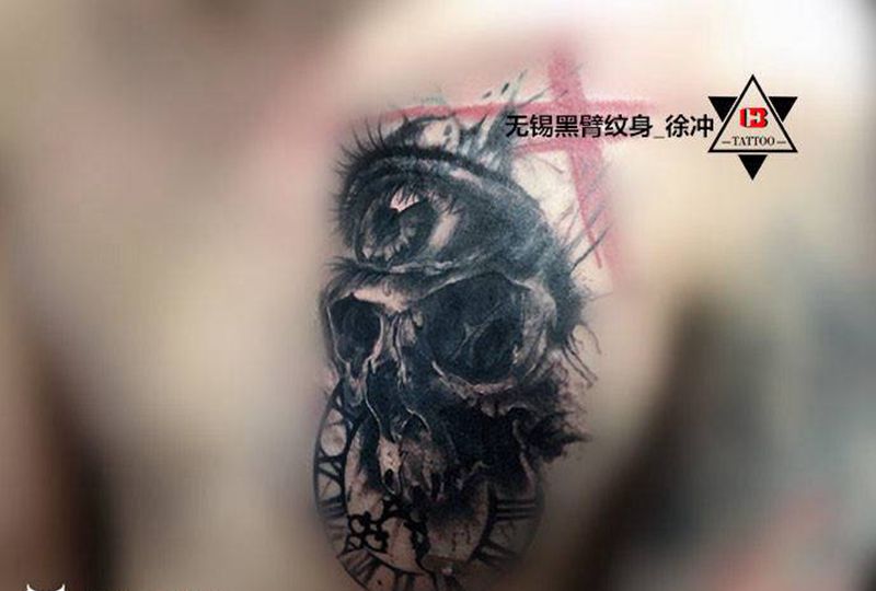 【黑灰写实】·时钟纹身图片_胸部肩部欧美写实花体字眼睛骷髅时钟纹身图案
