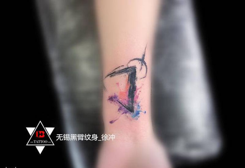 【泼墨】·三角形纹身图片_手臂颈部水彩几何三角形遮盖泼墨纹身图案