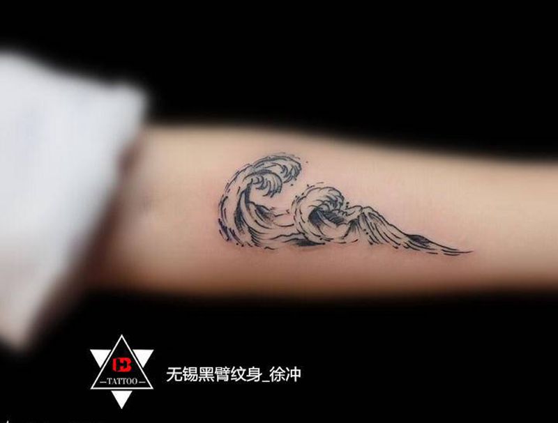 【线条】·浪纹身图片_手臂肩部点刺几何浪小清新遮盖纹身图案