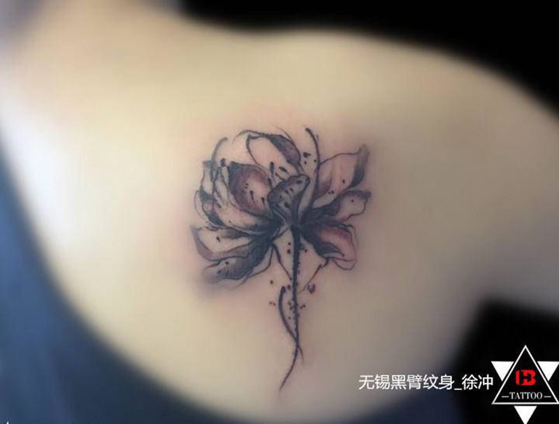 【水墨】·莲花纹身图片_背部肩部水彩水墨荷花泼墨遮盖纹身图案