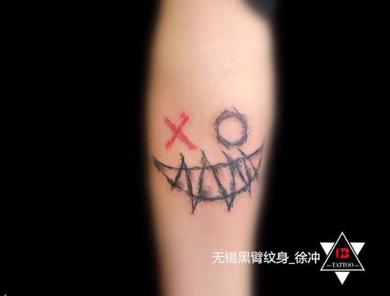 【涂鸦】·小丑纹身图片_手臂肩部几何点刺小丑涂鸦点刺纹身图案