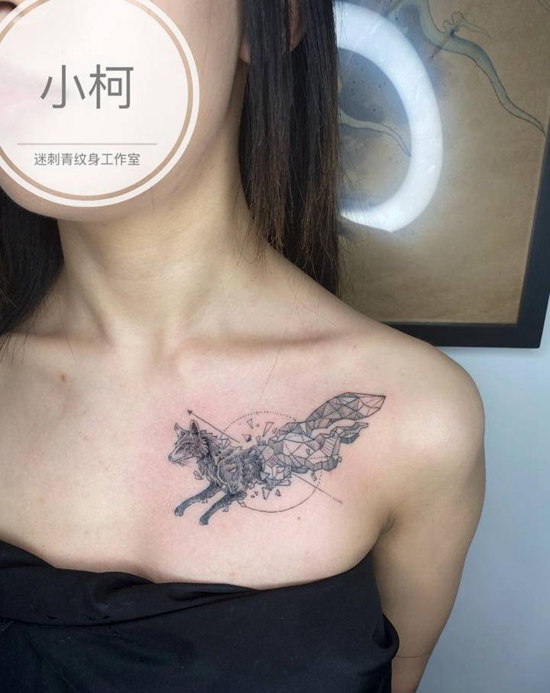狐狸纹身图片_胸部几何锁骨狐狸纹身图案