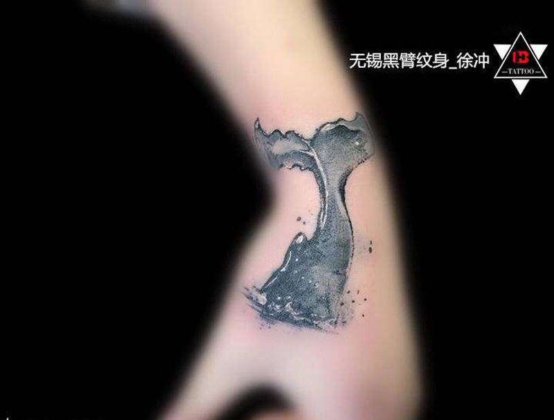 【水墨】·鲸鱼尾纹身图片_手部手臂水墨水彩纹身图案