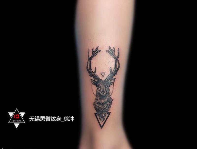 【点刺】·鹿纹身图片_腿部臀部点刺水墨纹身图案
