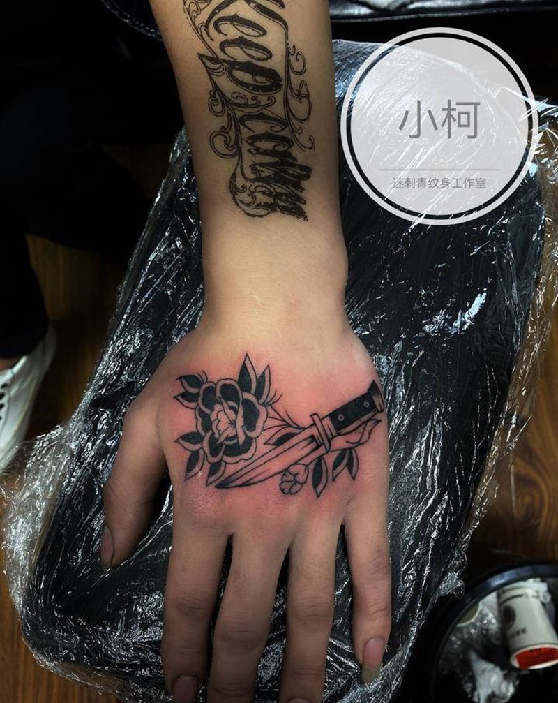 玫瑰与匕首纹身图片_手部Old School玫瑰匕首手背纹身图案