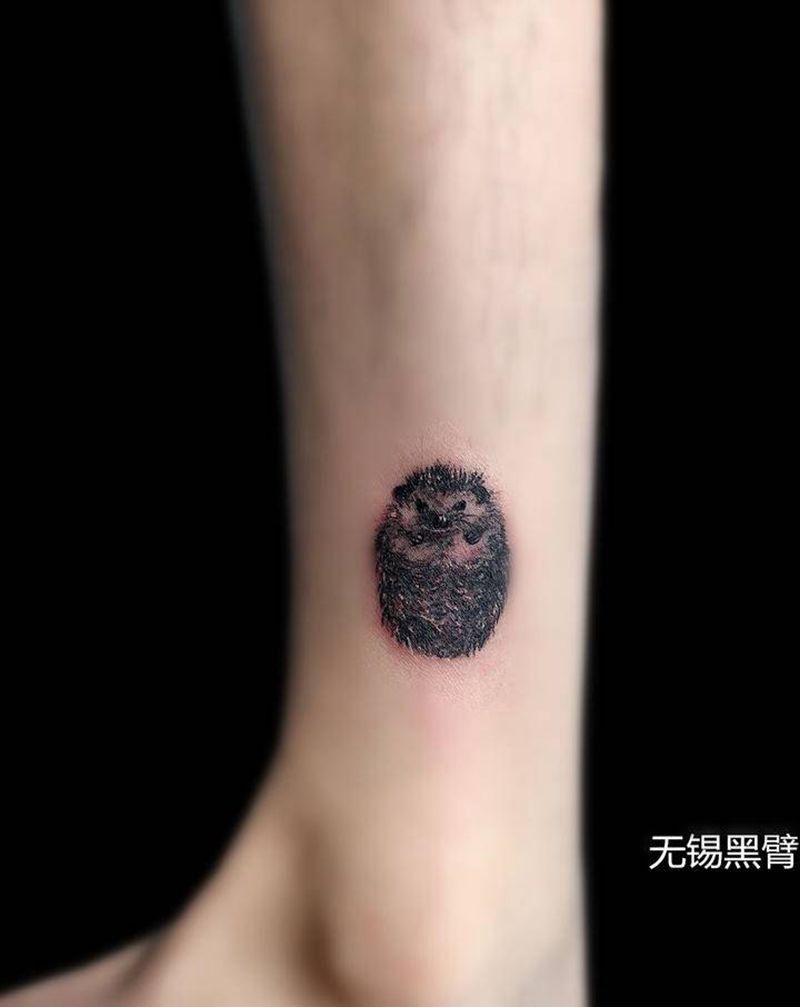 【黑灰写实】刺猬纹身图片_手臂手部欧美写实水墨纹身图案