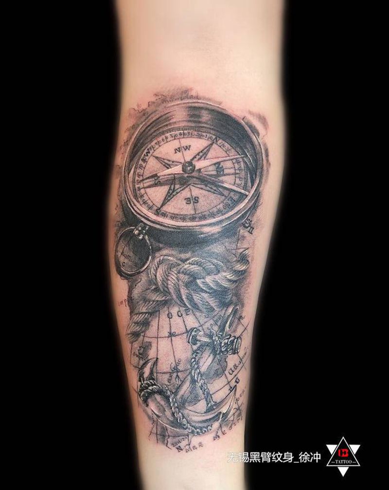 【黑灰写实】指南针纹身图片_手臂手部欧美写实点刺纹身图案