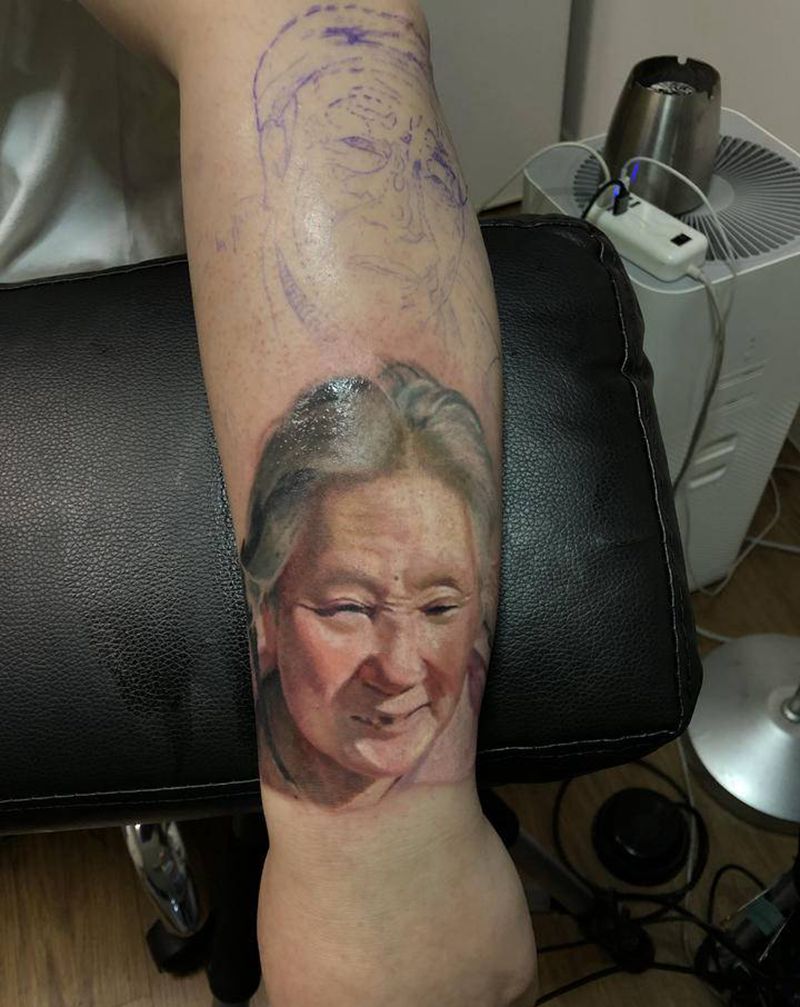 外婆外公肖像未完纹身图片_手臂欧美写实纹身图案