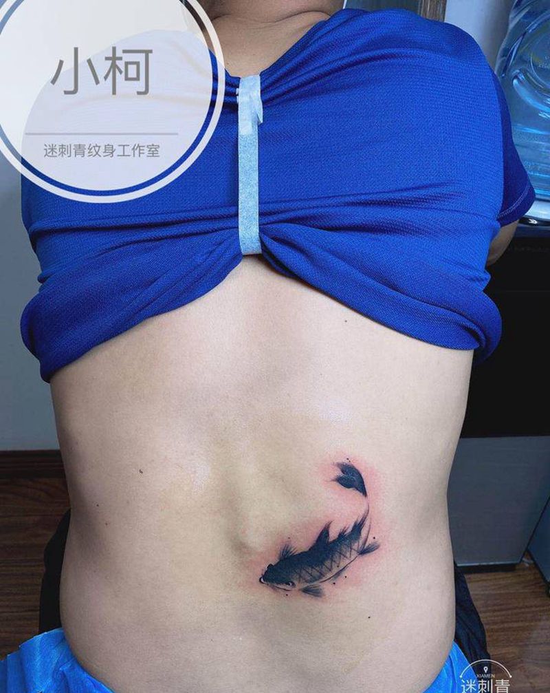 遮盖胎记纹身图片_背部水墨水墨鲤鱼中国风纹身图案
