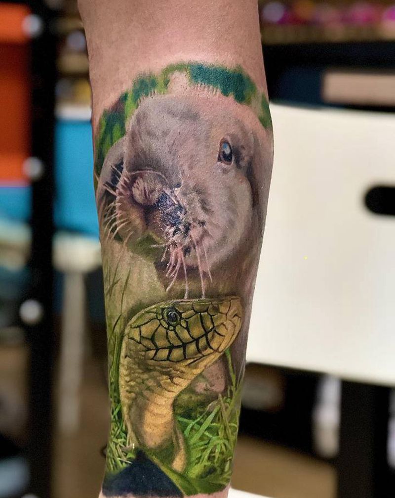 小蛇和灰兔纹身图片_腿部欧美写实纹身图案