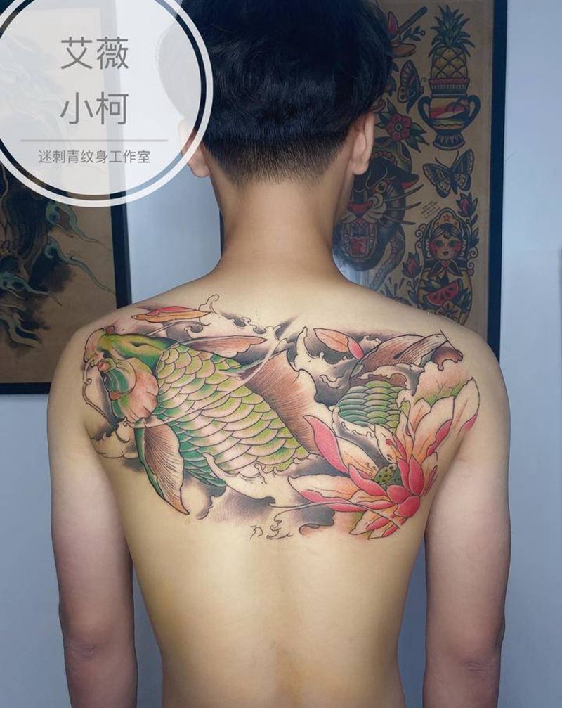 鲤鱼纹身图片_背部新传统半背锦鲤纹身图案