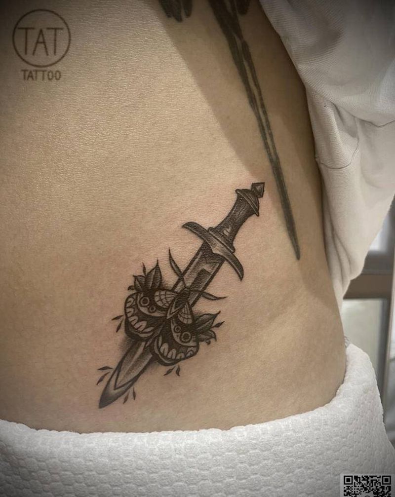 匕首纹身图片_腹部New School纹身图案